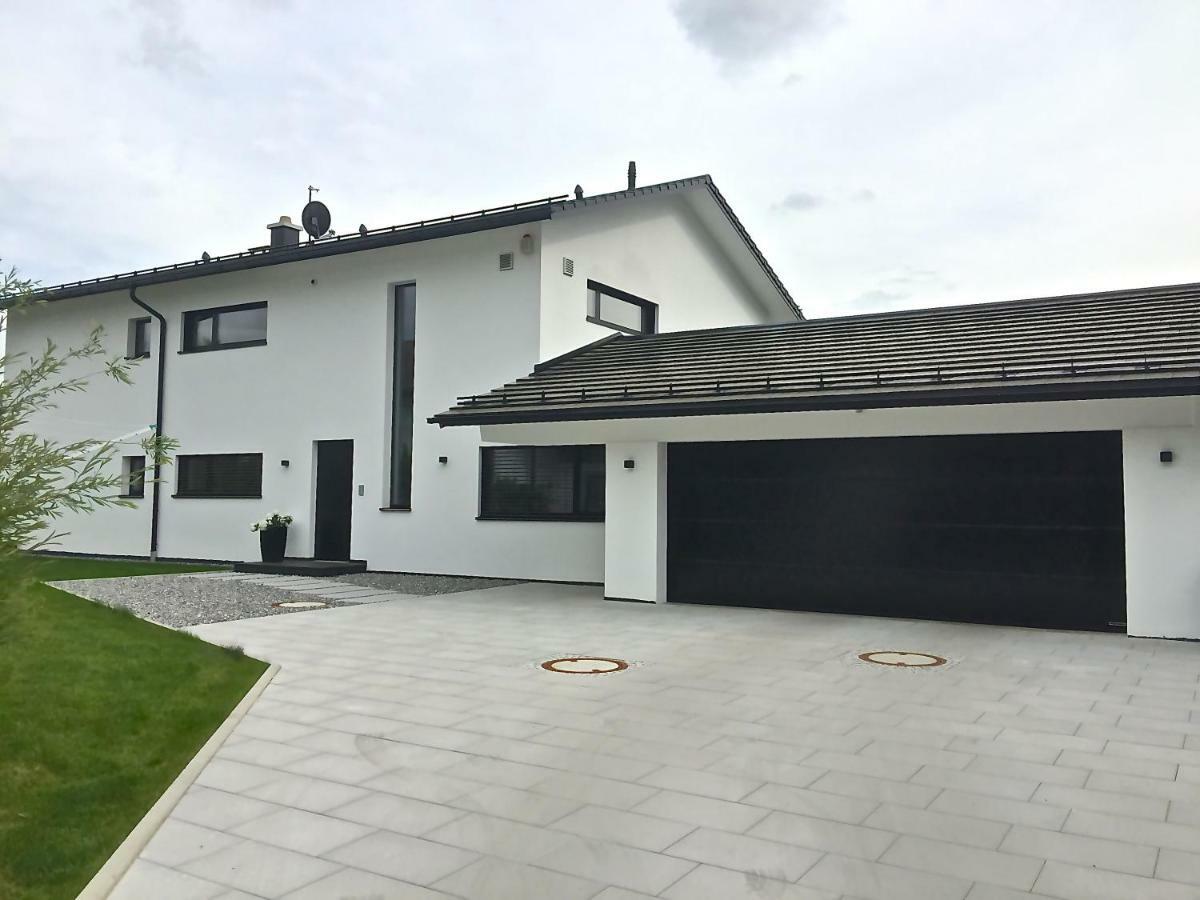 Ferienwohnung Black White Raubling Zewnętrze zdjęcie